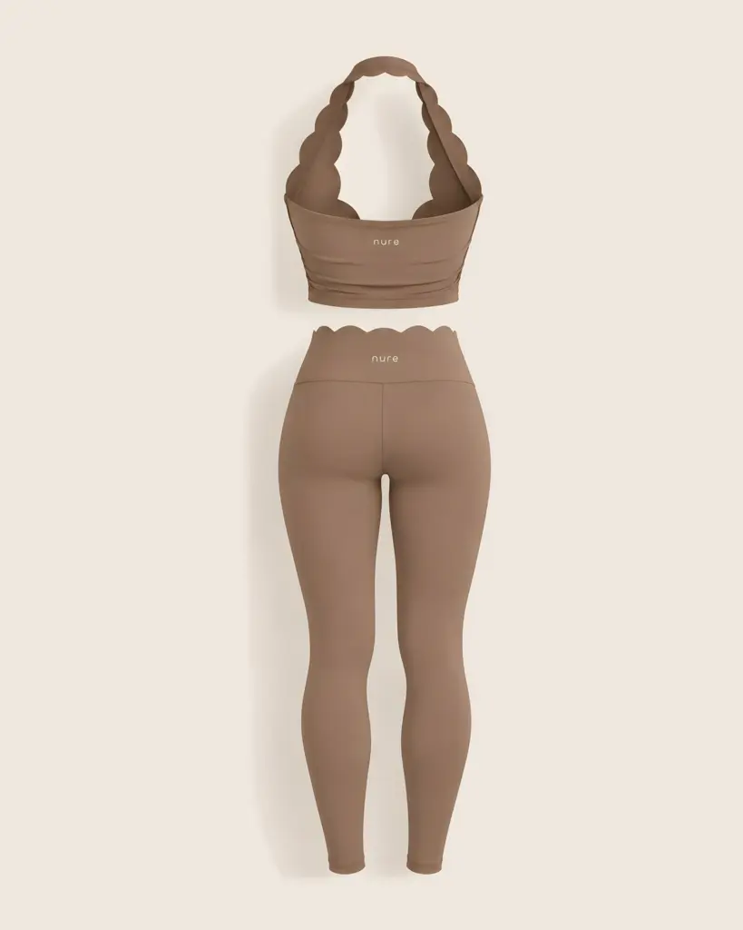 Latte fisto kenarlı halter crop üst ve yüksek bel tayt takımı, arkadan; crop üstün sırtında ve tayt belinde nuré logosu