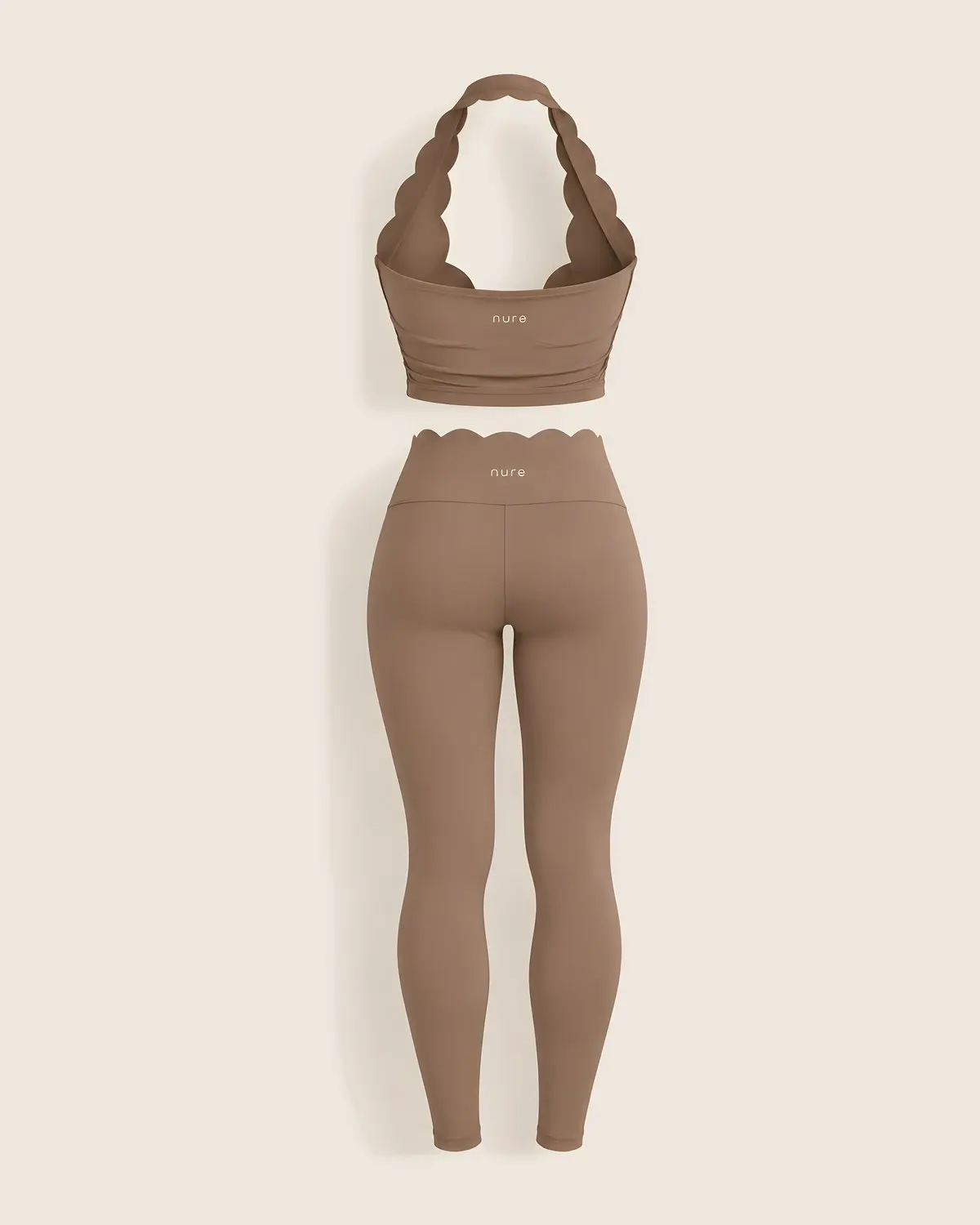 Latte fisto kenarlı halter crop üst ve yüksek bel tayt takımı, arkadan; crop üstün sırtında ve tayt belinde nuré logosu